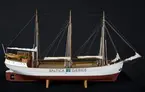 Helbild av modell av tremastskonaren BALTICA, byggd i Sjöhistoriska museets modellverkstad av Stefan Bruhn och Jan Claesson