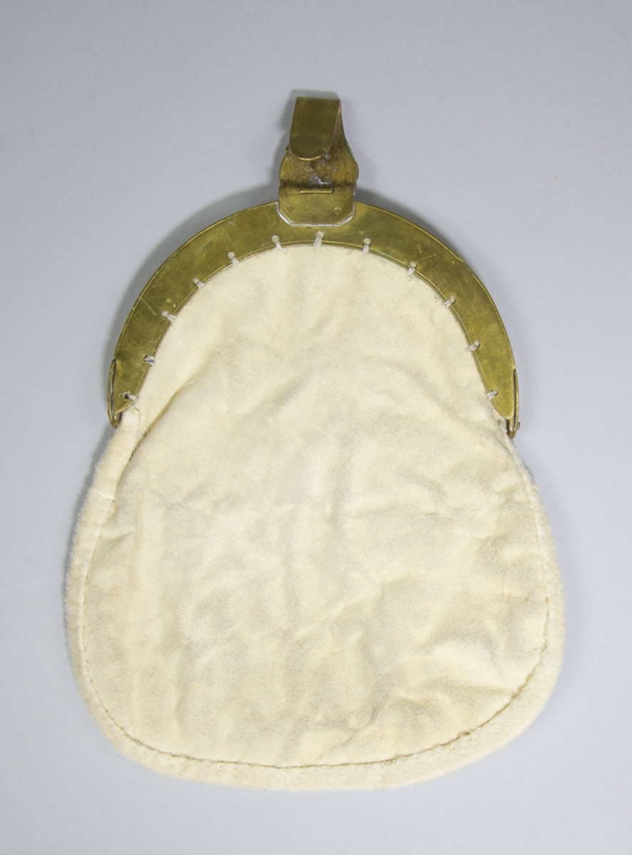 Kjolsäck till dräkt för kvinna från Delsbo socken, Hälsingland. Modell med bygel. Framstycke av svart ylletyg, kläde, med applikationer av rött och grönt ylletyg, fastsydda med tenntrådsbroderi. Motiv: i mitten en grön utklippt figur, omgiven upptill och nertill av röda figurer, alla med konturerna förstärkta med broderi. Foder av tryckt fabrikstillverkat bomullstyg, "persiskt" mönster i många färger. Kantad med remsa av vitt rakat fårskinn. Bakstycke av sämskskinn. Bygel med snäpplås och hake, båda med graverad dekor. Märkt på haken med gravyr: B.E.D.