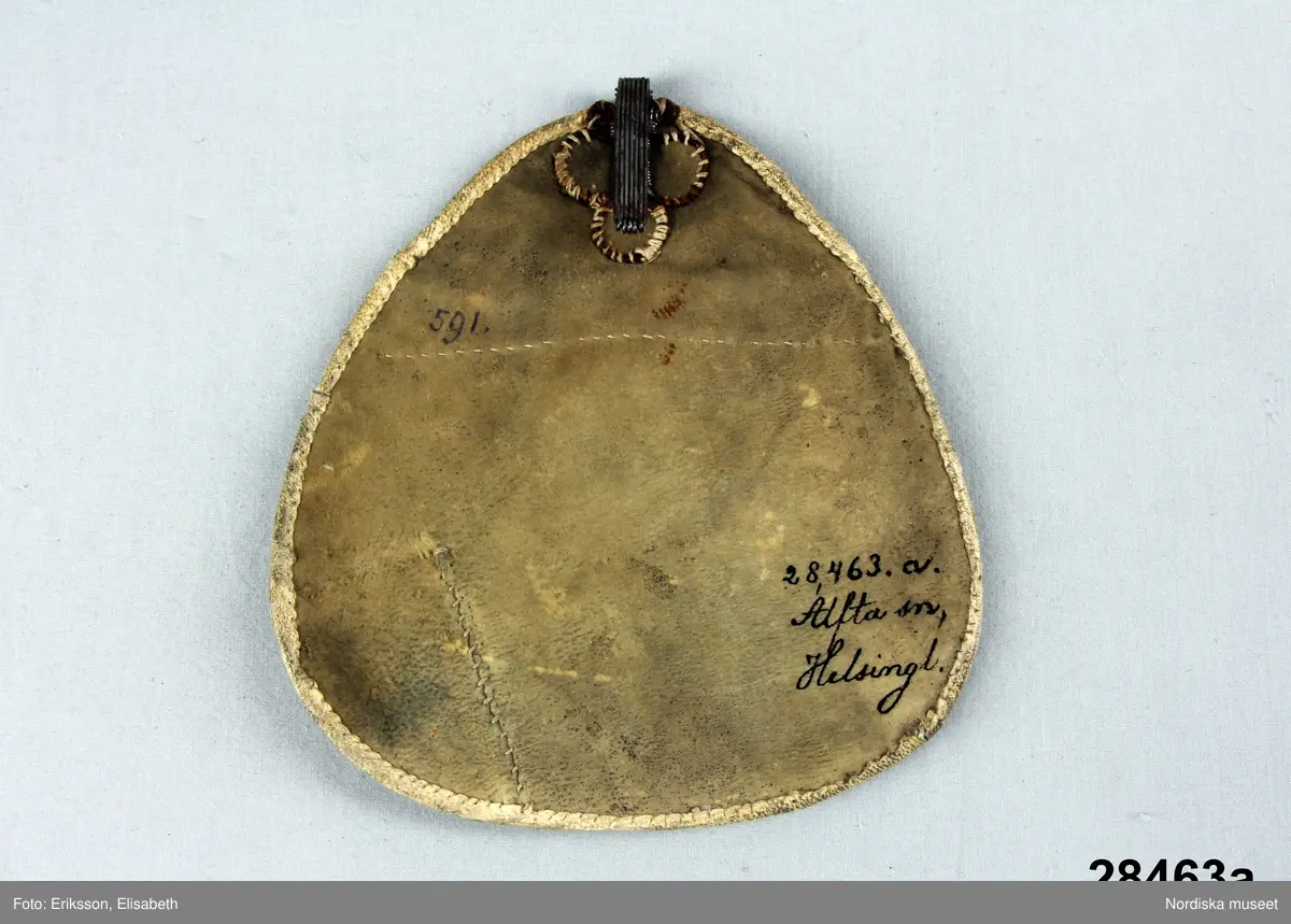Huvudliggaren:
"Pungar fr. Alfta sn.
Från Malvik.
a, b, c.
G. af enkan Anna Hansdotter i Malvik ss 28.002 [=gm dr. A. Hazelius i Stockholm] 31/8 1880.

Bil. 
Arthur Hazelius reseberätterlser för 1880
"591. Fyra pungar fr. Alfta sn. Fr. Malvik. en till ubyte afl. G. af enkan Anna Hansdotter i Malvik."