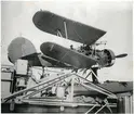 Sjöflygplan av typen S 9 (Hawker Osprey) på en av katapulterna på flygplanskryssaren GOTLAND.