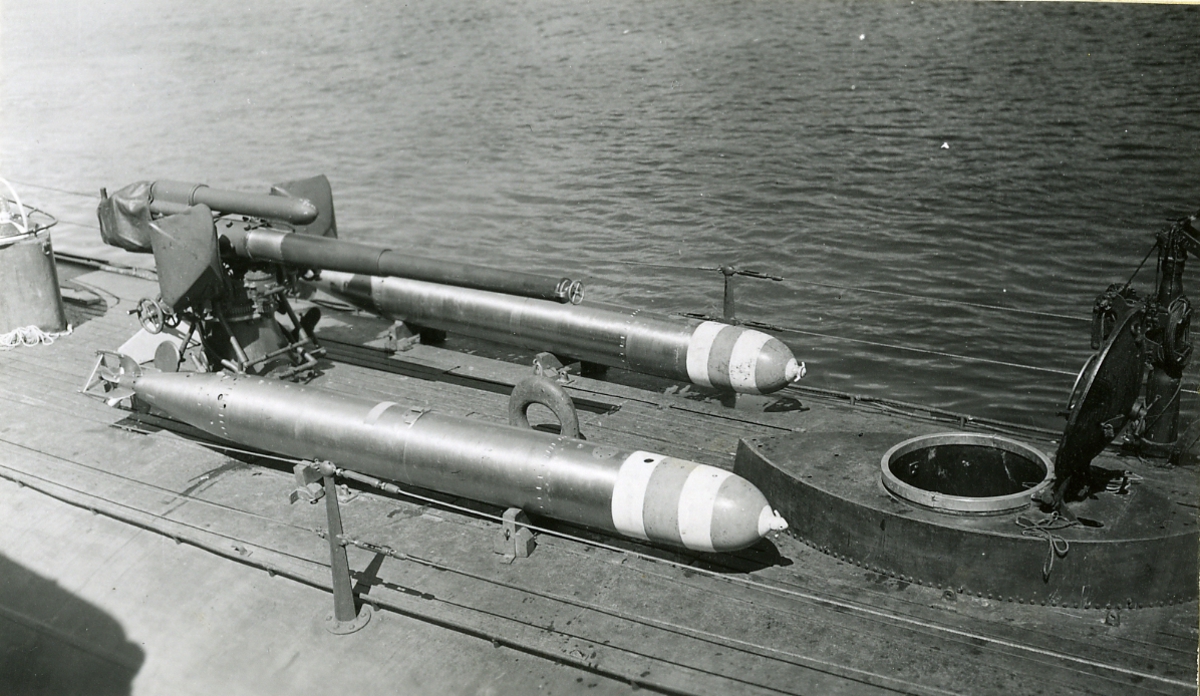 Två torpeder på däck.