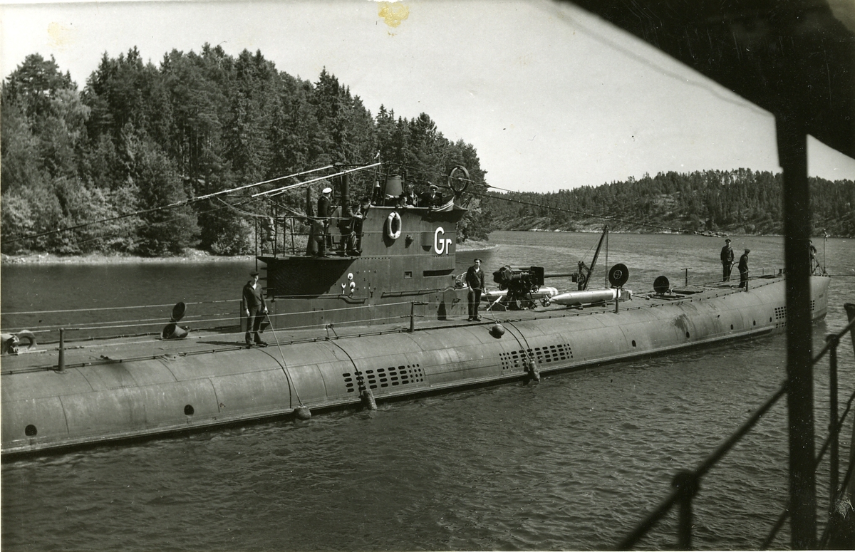 Ubåten GRIPEN i skärgårdsmiljö.