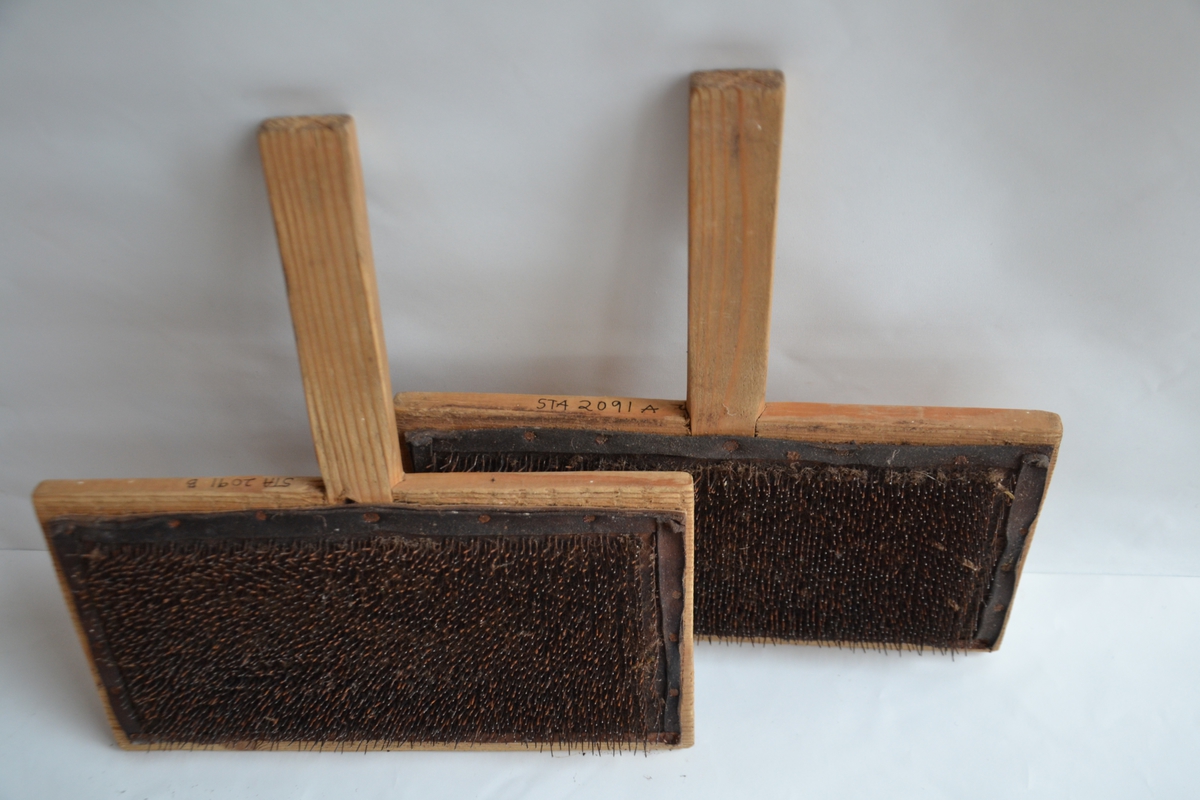 To rektangulære treplater med handtak på den lengste sida. Et stykke lær er spikret fast og har gjennomgående krumma stålpigger som kardar ulla. Ulldotter plasseres på den ene karden og rives mellom de to kardene til de er løse og luftige.