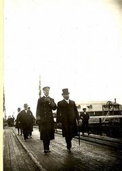 Kong Hakkon VII og fabrikkeier Christian Frederiksen spasere