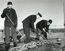 Ankarkättingen spolas på pansarskeppet Gustaf V.
Foto i april 1945.