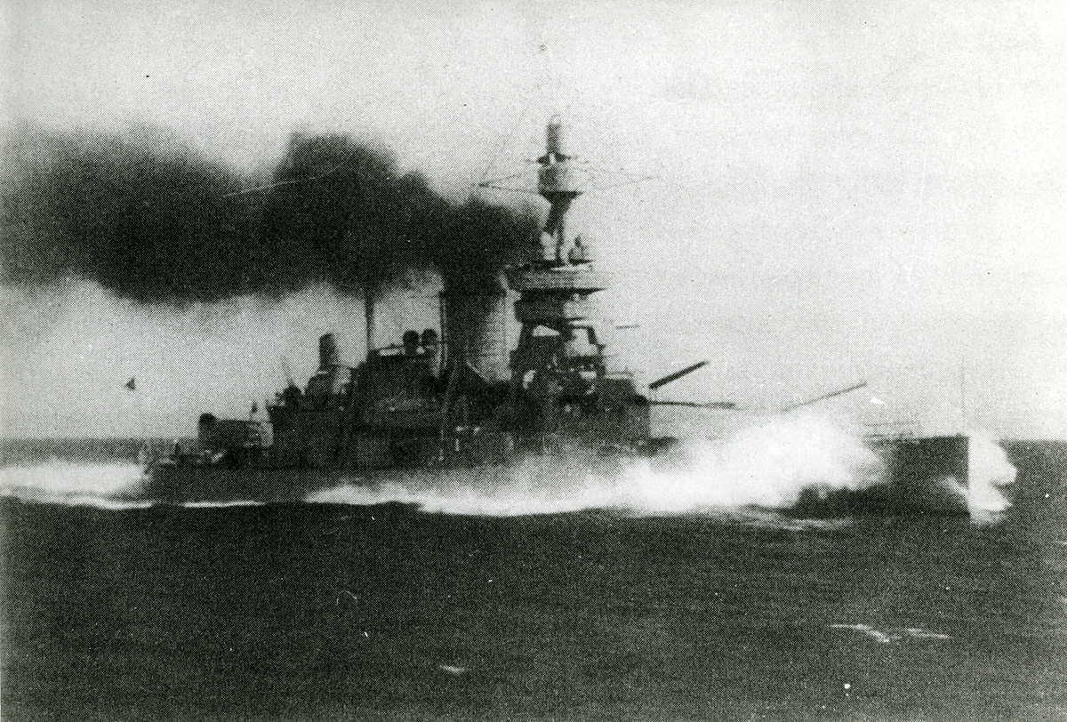 Pansarskeppet GUSTAF V under forcering efter ombyggnaden år 1930.