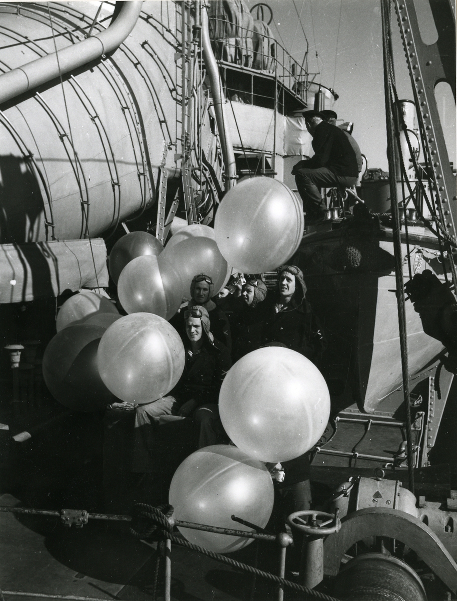 Besättningsmän med målskjutningsballonger på däcket till pansarskeppet Gustaf V.