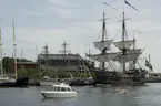 Tre seklers Flaggskepp, maj 2008.
Ostindiefararen GÖTHEBORG och Briggen TRE KRONOR vid Galärvarvet.