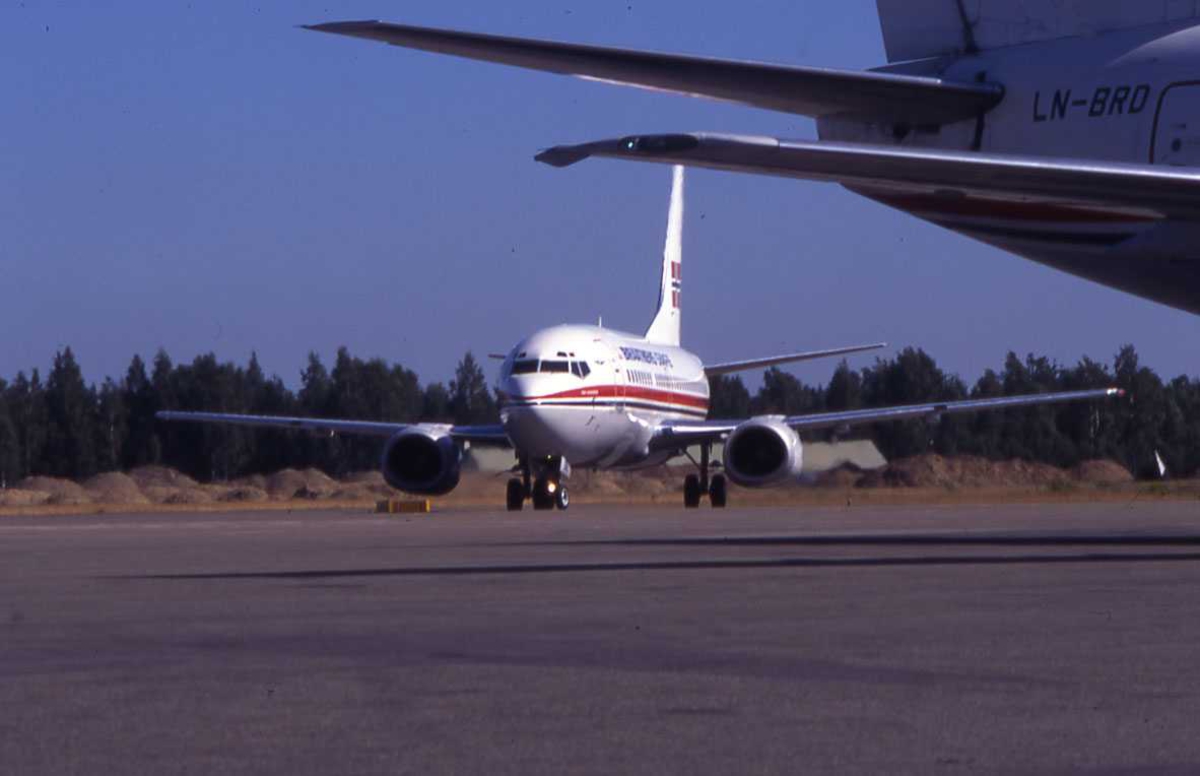 Ett fly på bakken , Boeing 737-505 LN-BRD "Harald Gille" fra Braathens