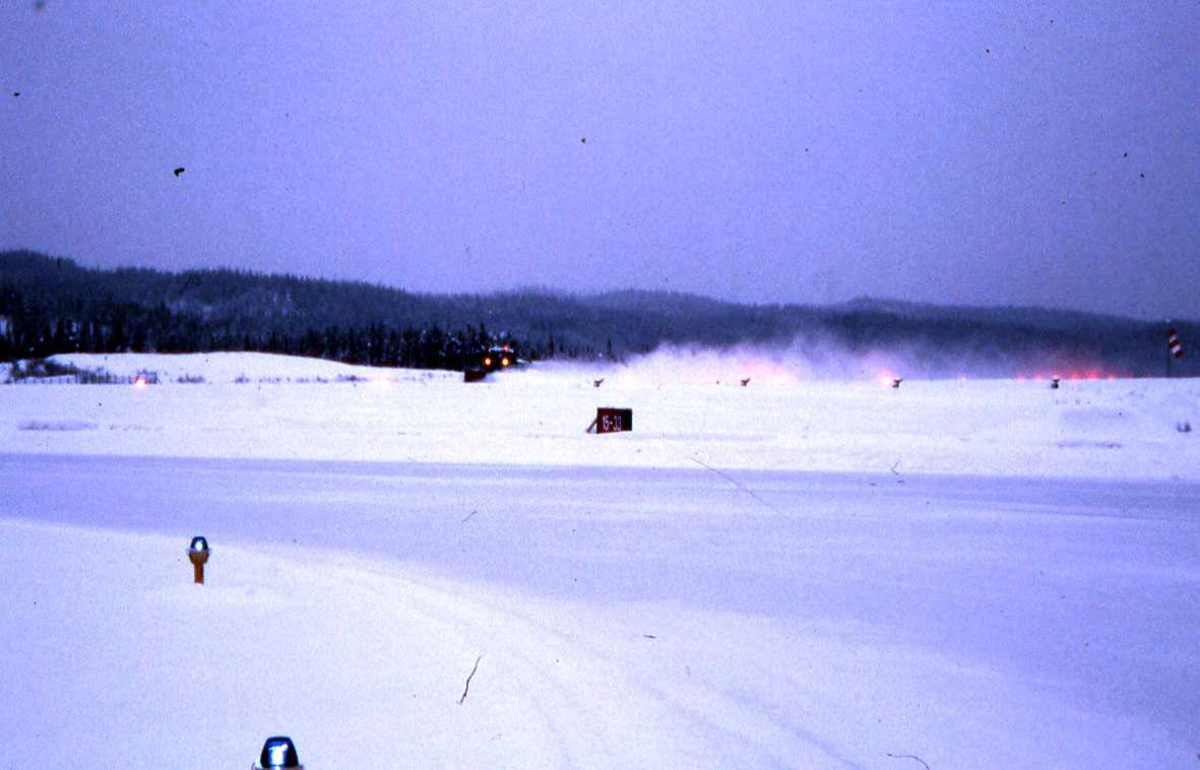 Lufthavn, Snøplog rydder landings stripa. 