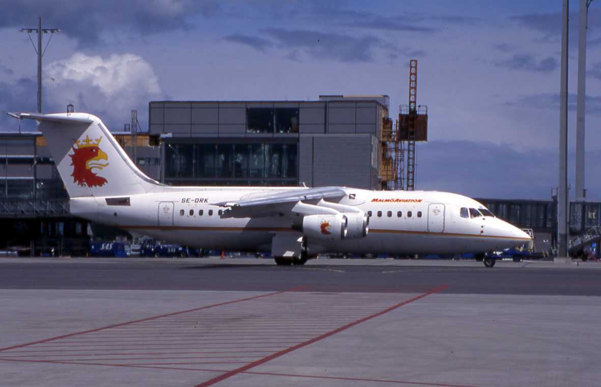 Ett fly på bakken , BAe 146-200 SE-DRK fra Malmø Aviaton (Braathens).