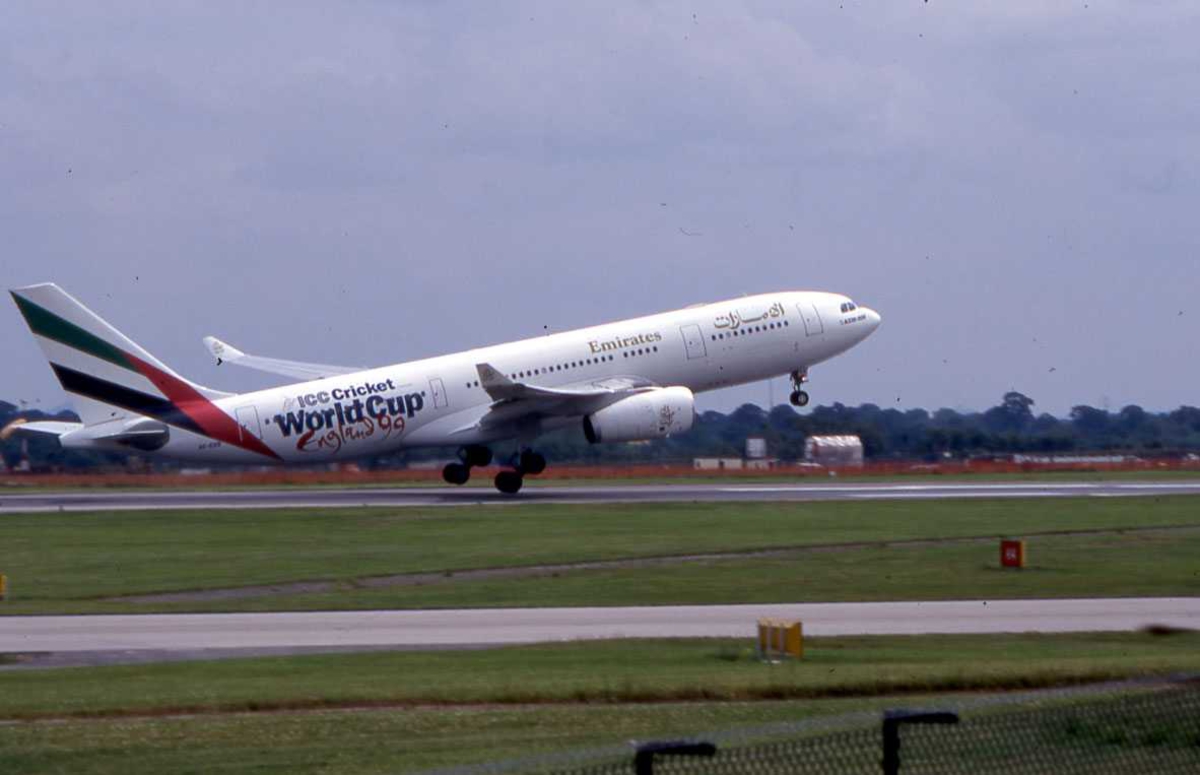 Ett fly på bakken, Airbus A330-243 A6-EKR Fra Emirates.Man Manchester, England.