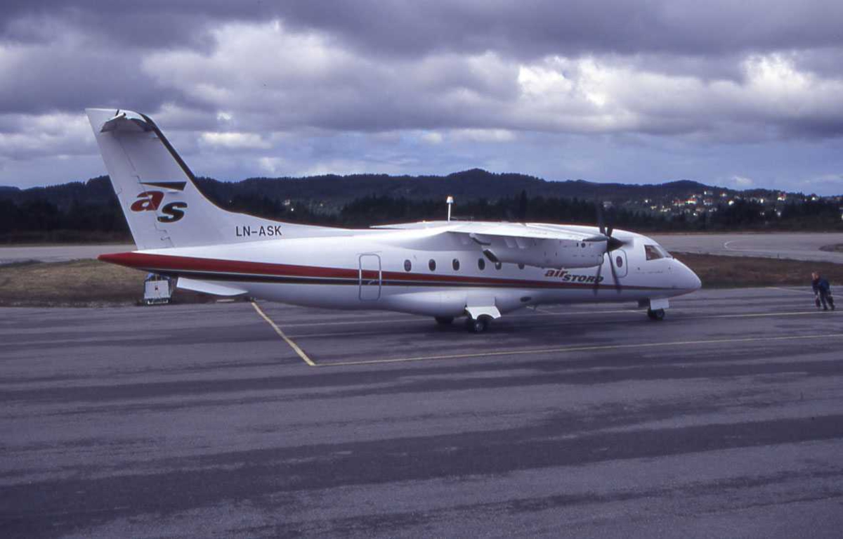 Ett fly på bakken, Dornier 328-100 LN-ASK "Kjell Storelid" Fra Air Stord.