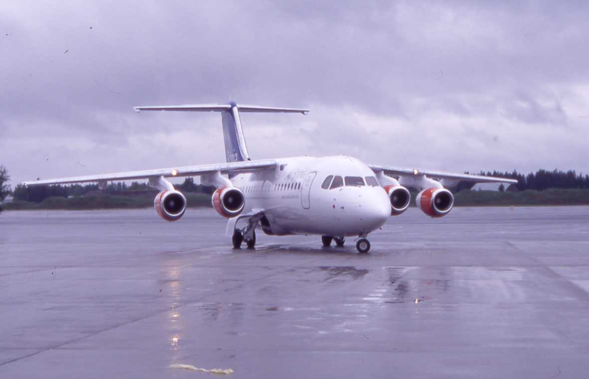 Ett fly på bakken, AI(R) RJ85 
OH-SAH Fra Air Botnia . Gardermoen, Oslo