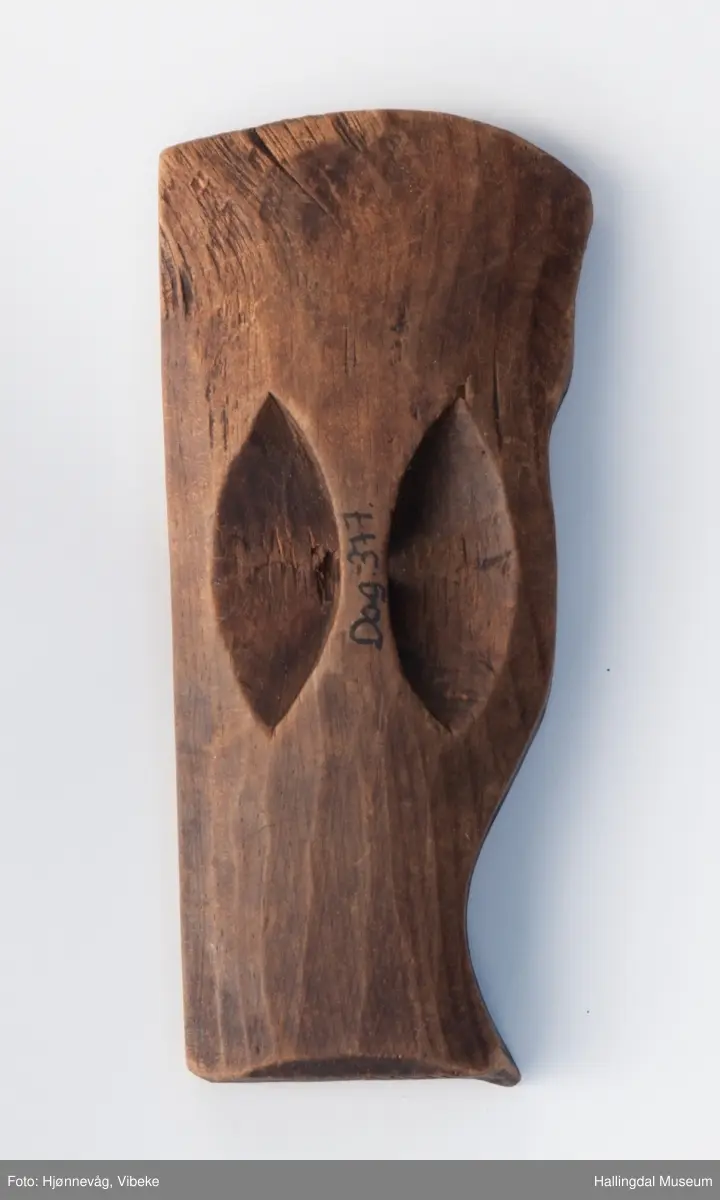 Relieff med motiv av en krokodille som gaper.