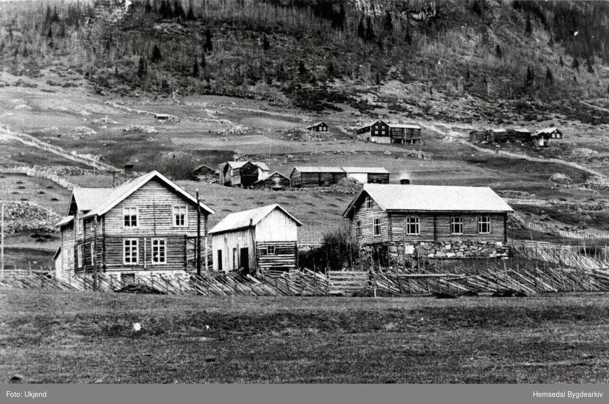 Sørbygden Handelslag og Bedehuset
Ulsåkkteigen i midt i biletet bak, Nørdre øvre og Øvre Ulsåk lengs bak og til høgre.
Biletet er teke ein gong mellom 1917 og 1925.