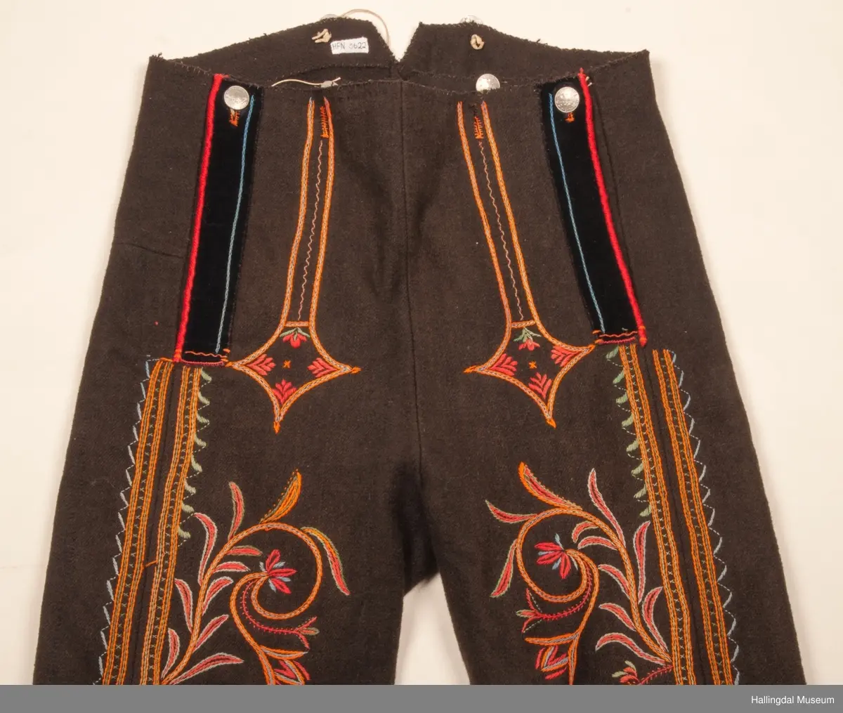 Buksa er sydd sammen for hånd.  Den er brodert etter montering.