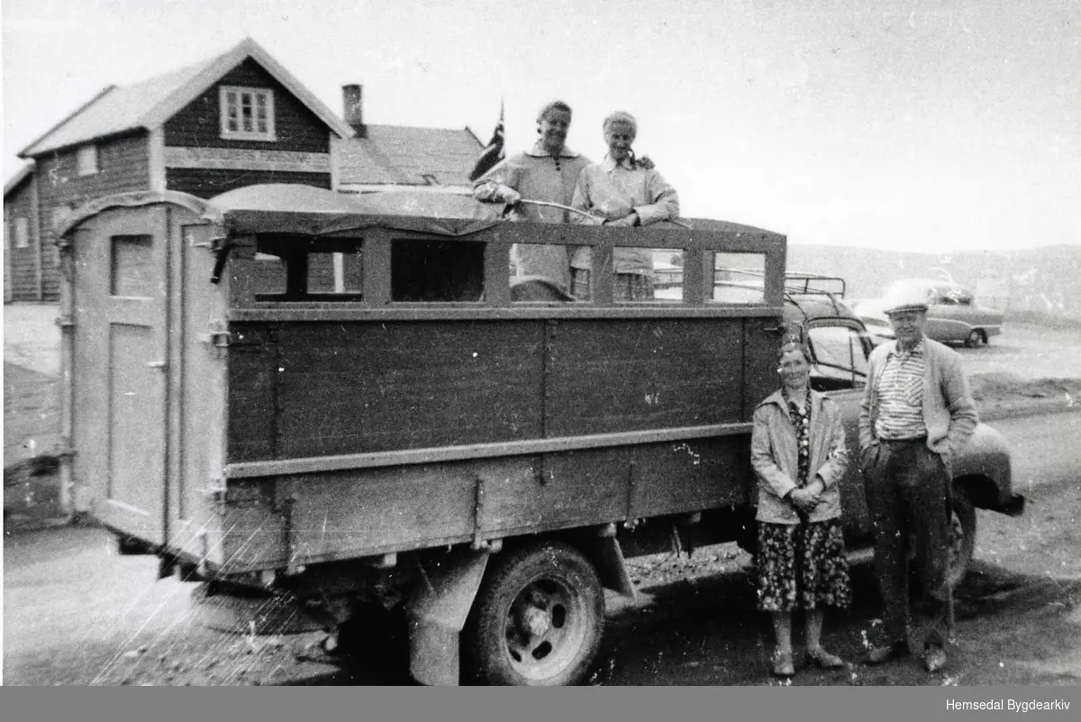 Dyranut Fjellstove på Hardangervidda ca. 1960.
Fremst: Sigrid og Knut Skolt. På bilen frå venstre: Hanna Løken og Aslaug Solberg.
Bilen er ein Opel Blitz, modell 1952, eigar Halvor Løken.
biletet er teke på ein tur Halvor hadde til Hardanger med eit lass hesjastaur for Knut Skolt. Returlass var tre kviger av vestlandsfe som Knut hadde kjøpt.