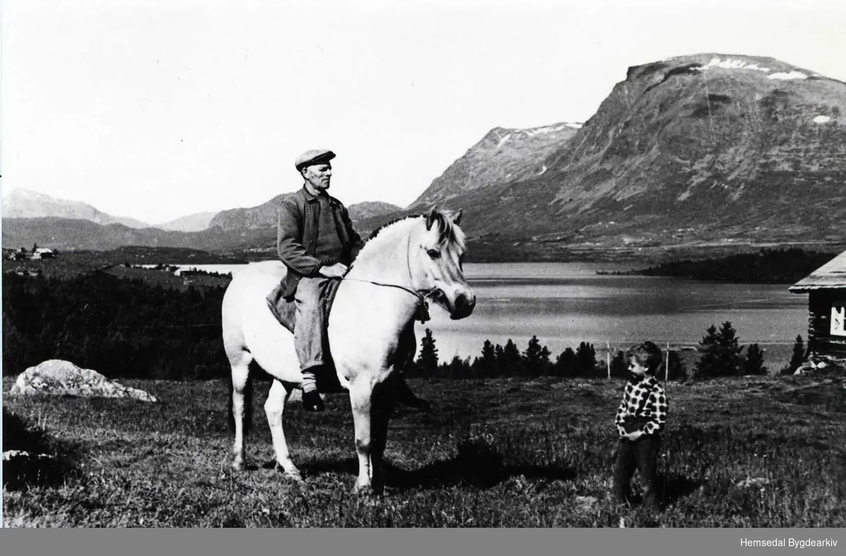 Ingvar Flaten på Flatenstølen i Hemsedal, ca. 1970.  51/9 
Guten er Magne Bjella.