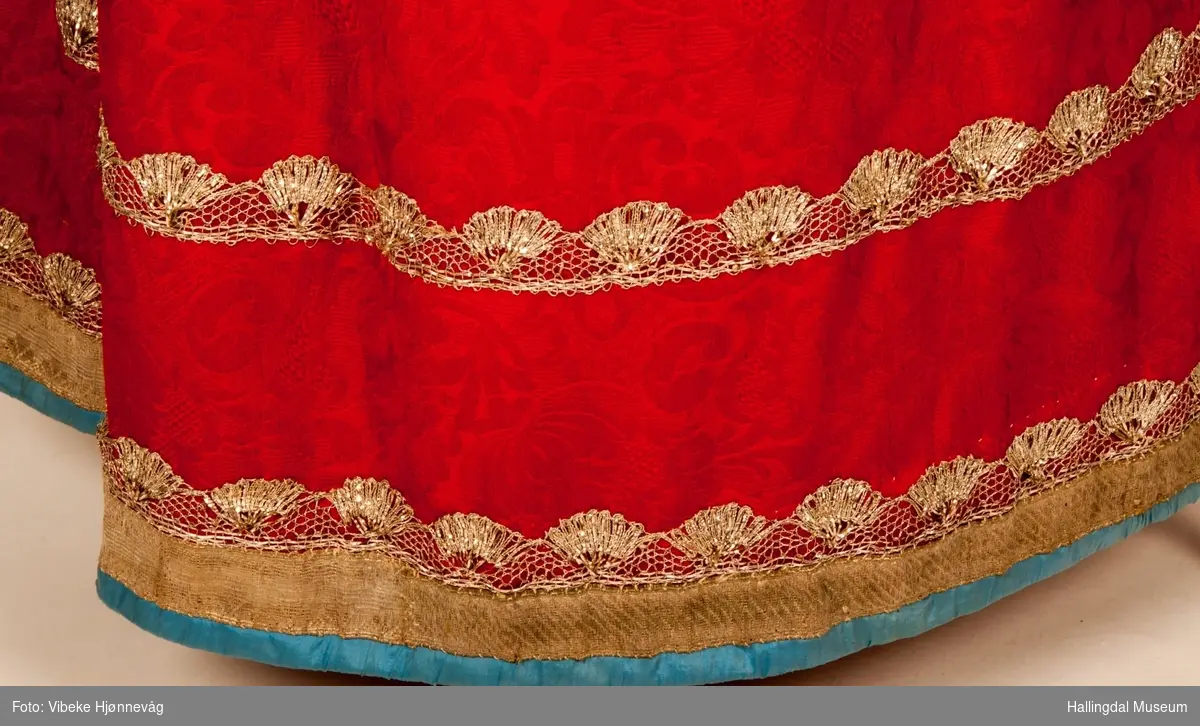 Drakten står utstilt i den faste bunadutstillingen på Hallingdal Museum, Nesbyen.  Den ble satt opp på grunnlag av et bilde fra Norsk Folkemuseum, tatt ang. av Axel Lindahl.  Tidfestet til 1877-78.  Høyde på overdel ble bestemt etter lengden på trøya.  Utelatelsen av det store bryststykket og andre forandringer ble diskutert med Ågot Noss og godkjent.  Ny dokke ble bygd opp med utgangspunkt i stakkens mål.
HFN 03387-stakk med liv.  Stakk og liv ble skilt 5.1.1999, rød ulltråd med tråklesting festet delene sammen, fjernet.  Stakk festet til liv i ny høyde med store attersting med rødt bomullsgarn.  Det ble sydd understakk i ubleket lerret med vattering av dacronvatt, for å få riktig profil.
HFN 03386 Forkle er noe for kort.
HFN ? Skjortering, sydd fast i skjorta.
HFN 00677 sølje, sydd fast i skjorta.
HFN 00533 sølje sydd fast i skjorta.
HFN ? Perleklut, sydd fast i skjorta.
HFN 00560 Angus Dei, påsatt ny silkesnor.
HFN 06695 Silketørkle, blått, festet i forklesnora
HFN 03499 Silketørkle festet i forklesnora
HFN 06694 Silketørkle, rødt rundt halsen
HFN 03603 Brudelue
HFN 03137 Stølebelte, påsatt bendelbånd, disse ligger over skuldrene for å holde beltet oppe.
HFN 03318 Linskjorte.  Vasket: desember 2000
HFN 01815 trøye i svart speilfløyel.