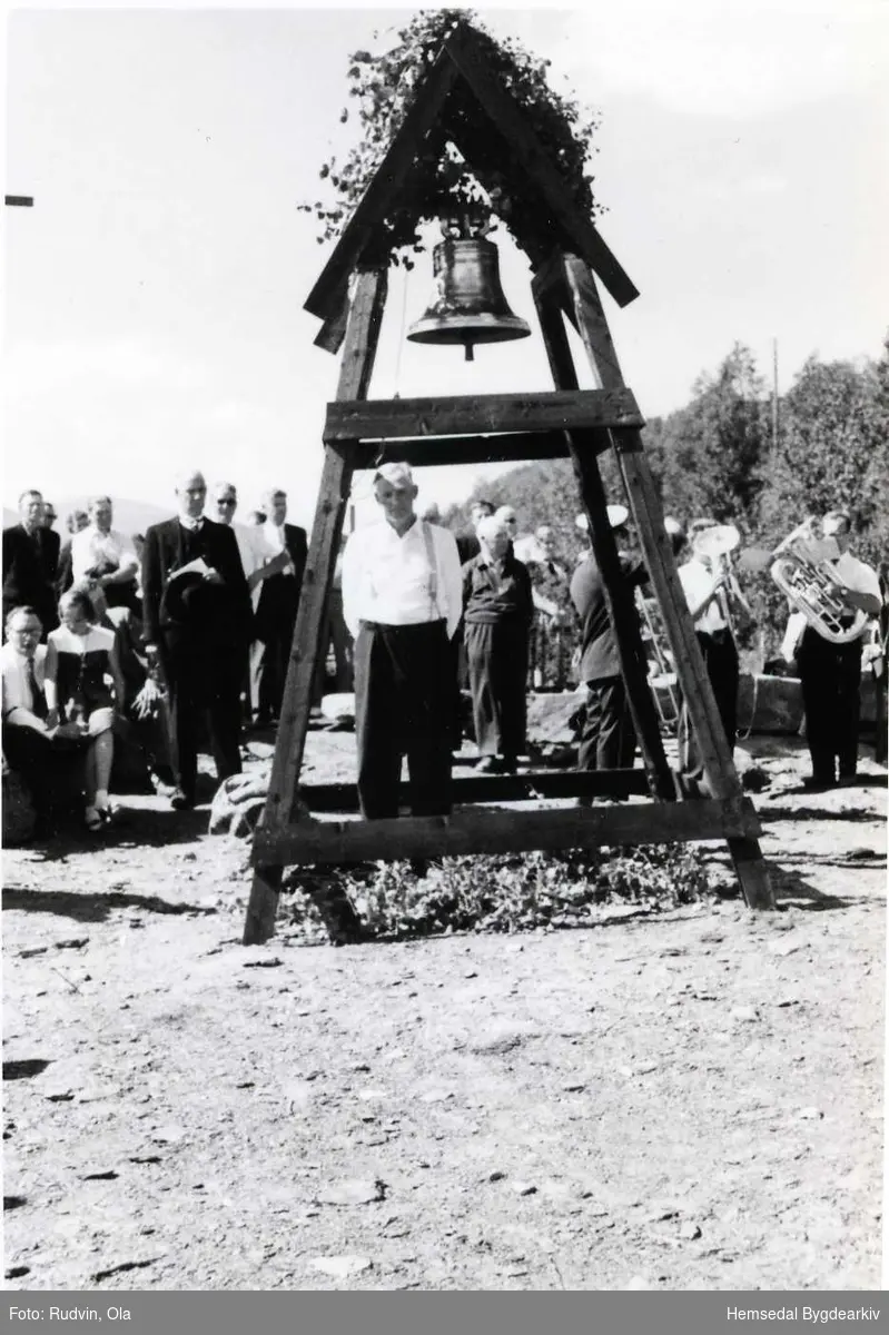 Vigsling av kapellklokka i Lykkja. Dette hende 7. august 1960 på Lykkjamessa.