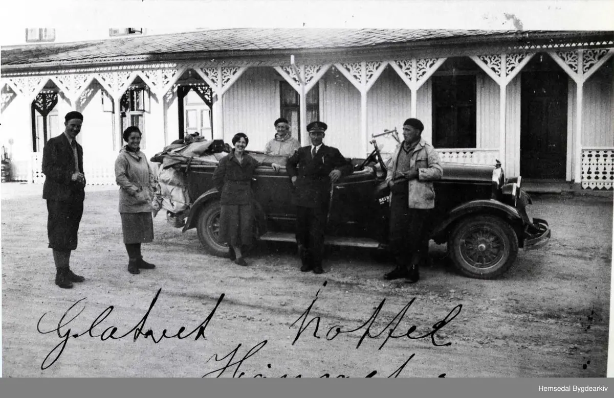 Ivar Hjelmen frå Hemsedal med turistar ved Glatvedt Hotell i Hønefoss ca. 1930 Bilen er ein 1928 Chrysler.