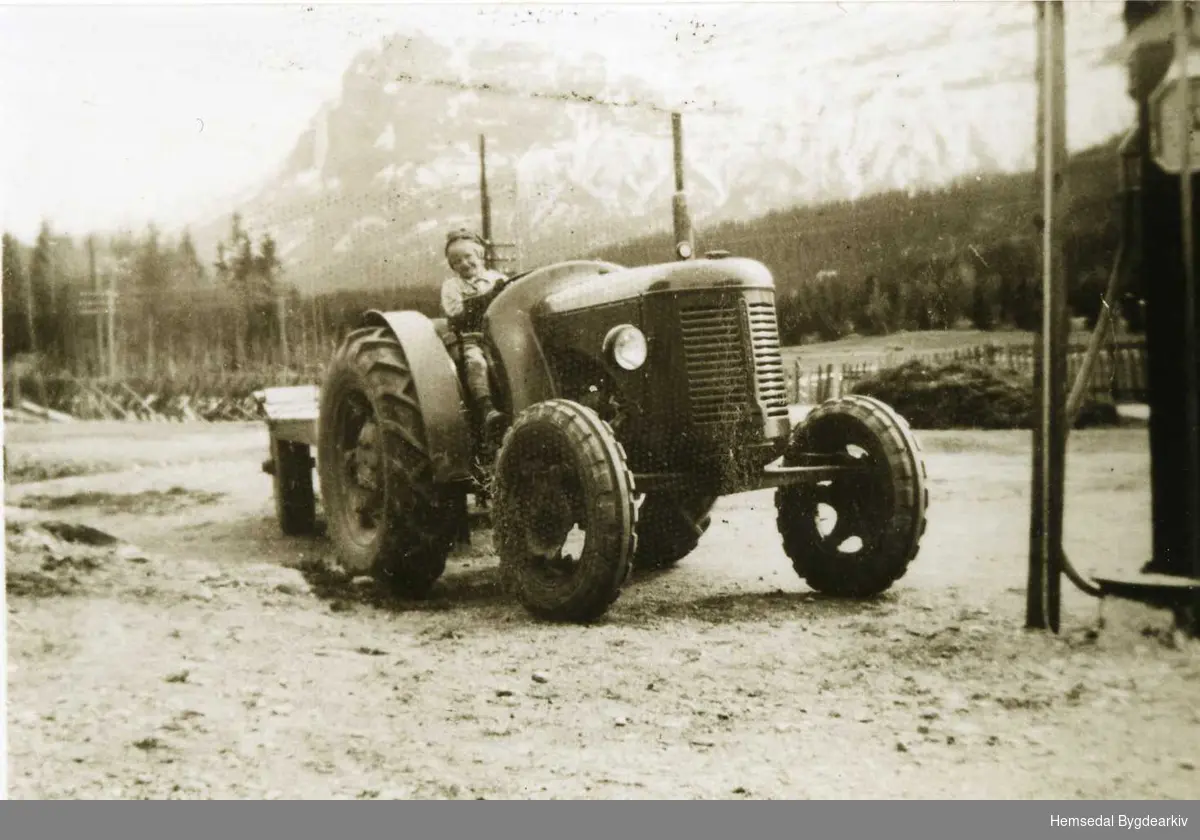 Kirsten Langehaug sit på traktoren, ein David Brown Cropmaster, ca. 34 Hk. 1948-modell som gjekk både på bensin og parafion.