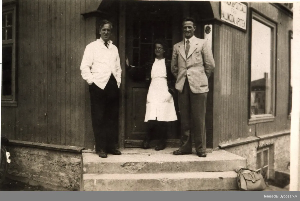 Hemsedal Forbruksforening i Hemsedal.
Frå venstre: Sigurd Livgard, Anne O. T. Kirkebøen og Steingrim Eiklid. 
Biletet er teke kring 1935.