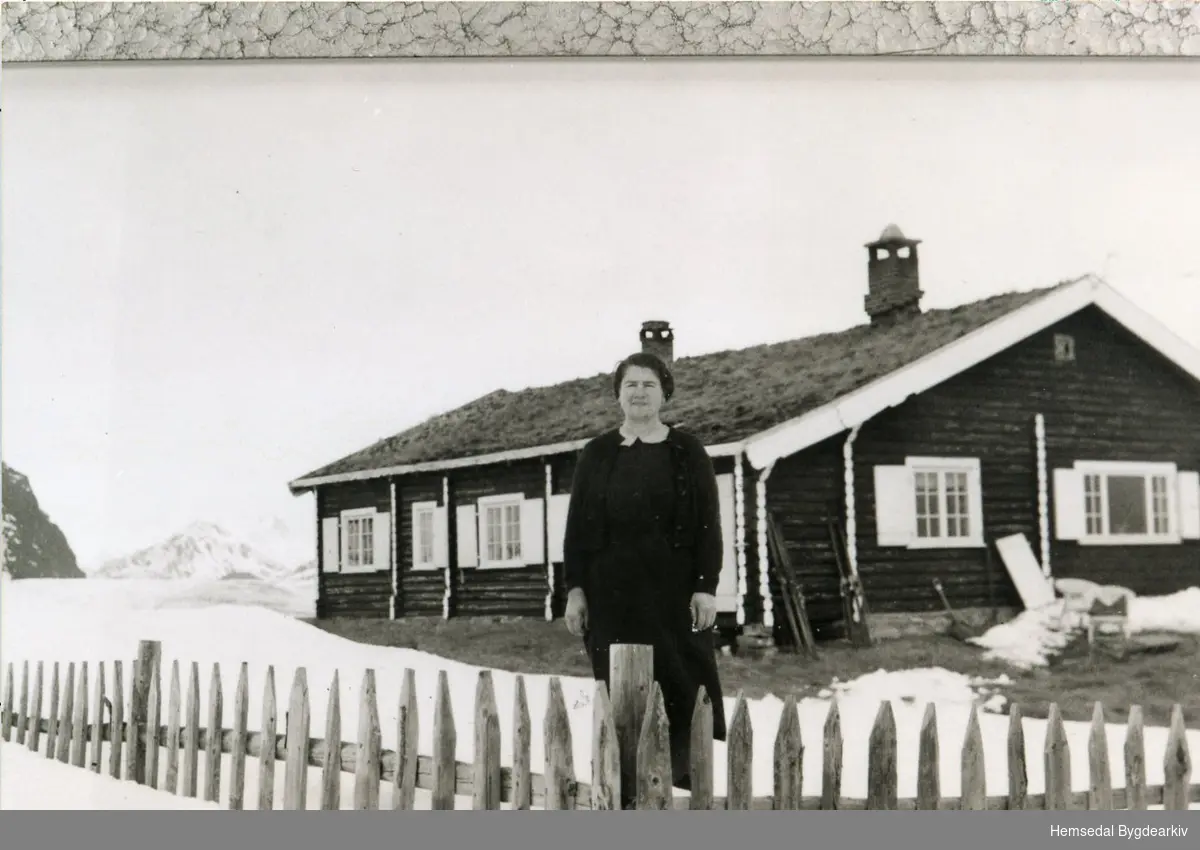 Oline K. Thorset er påskekokke på Elsterhytta på Torsetstølane i Hemsedal på 1940-1950-talet