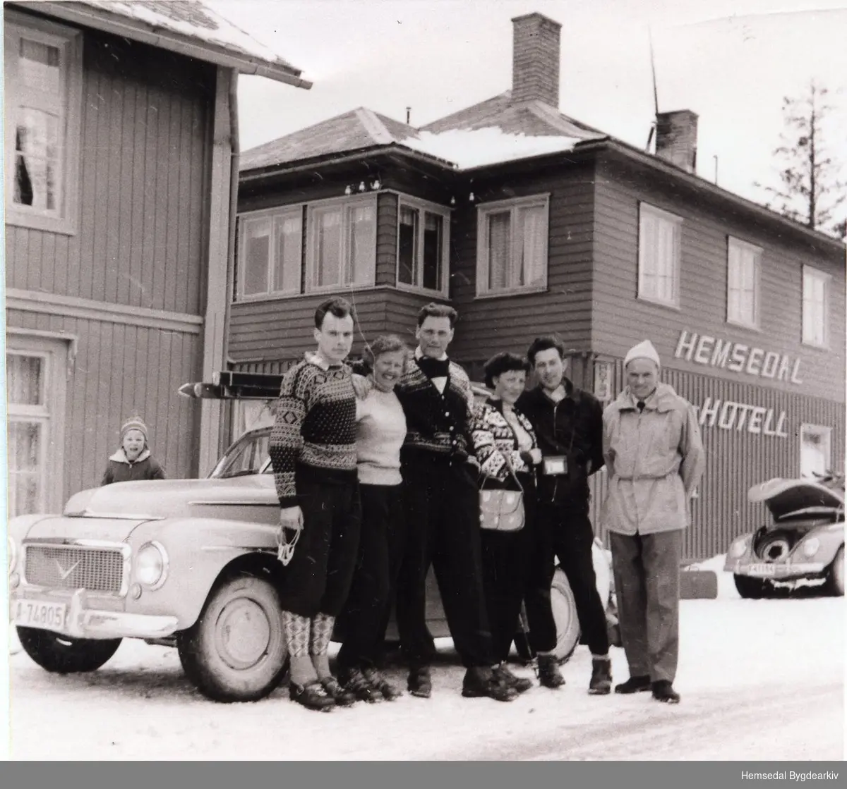 Hemsedal Hotell (tidlegare Kirkebø Hotell) i Trøym,ca. 1966.
Gjester