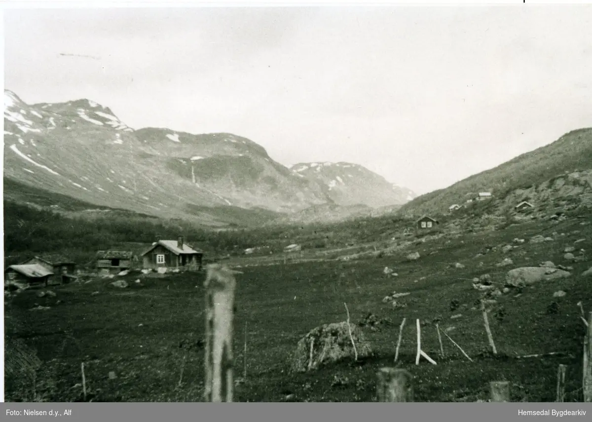 Garden Enden, 89.19, i Hemsedal. Til høgre stølslaget Torsbu i 1942.