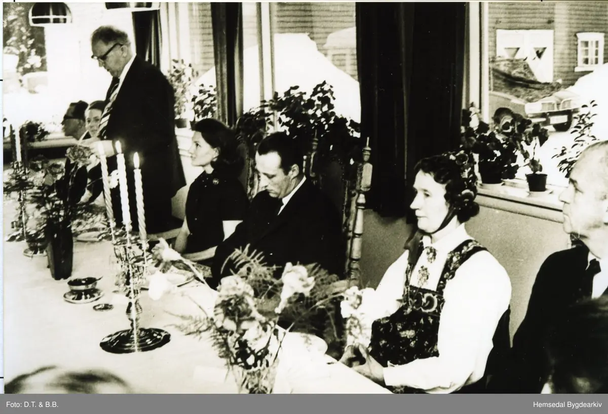 Noregsmeisterskap i alpine greiner i Hemsedal 1969. Festmiddag.
Frå venstre: Ukjend, Ukjend, ordførar Svein Eikre, kronprinsesse Sonja, Kronprins Harald, Kari Eikre, Otto Grieg Tiedemand..