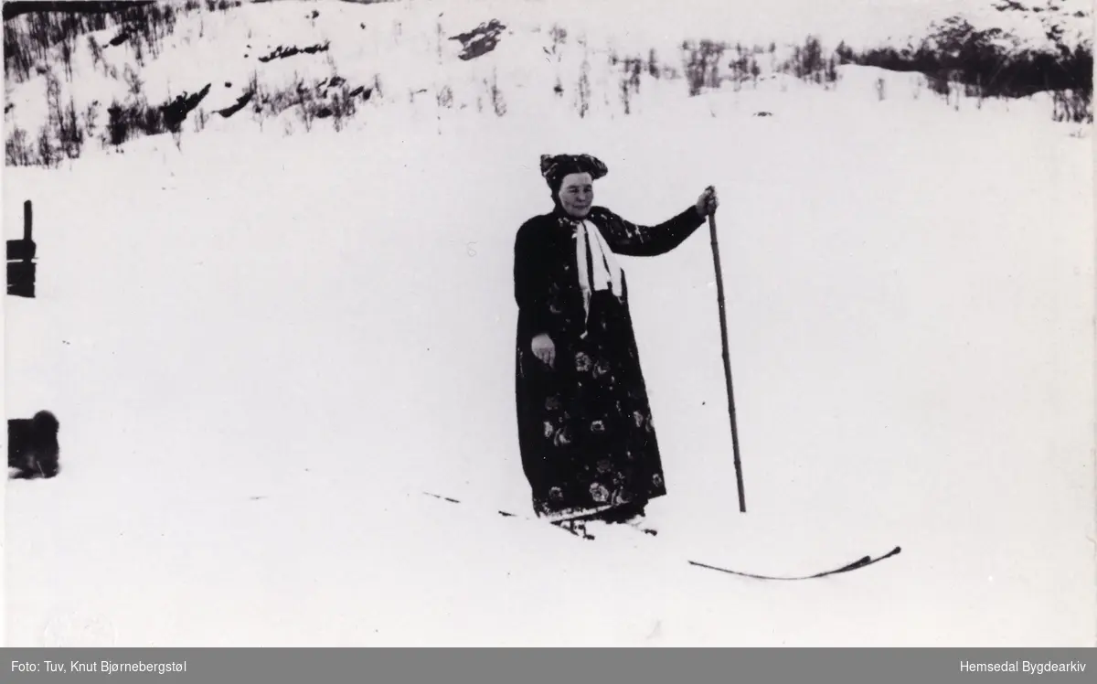 Liv A. Ødegård på ski ein stad på Tuv i 1914.