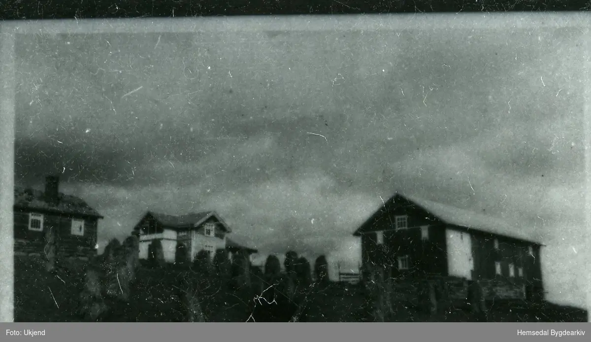 Korn på staur på Embriksgarden, om lag 900 m.o.h.,  i Lykkja i Hemsedal kring 1932.