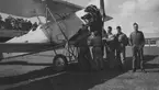 Bilder från F 3 Malmen, 1930-1940-tal. Eric Barrheds samling.
64 fotografier visandes flygverksamhet, flygplan, personer, porträtt, gruppbilder av värnpliktiga, miljöbilder, fallskärmshopp och privata bilder.