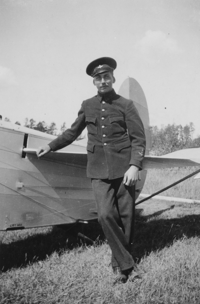 Bilder från F 3 Malmen, 1930-1940-tal. Eric Barrheds samling.
64 fotografier visandes flygverksamhet, flygplan, personer, porträtt, gruppbilder av värnpliktiga, miljöbilder, fallskärmshopp och privata bilder.