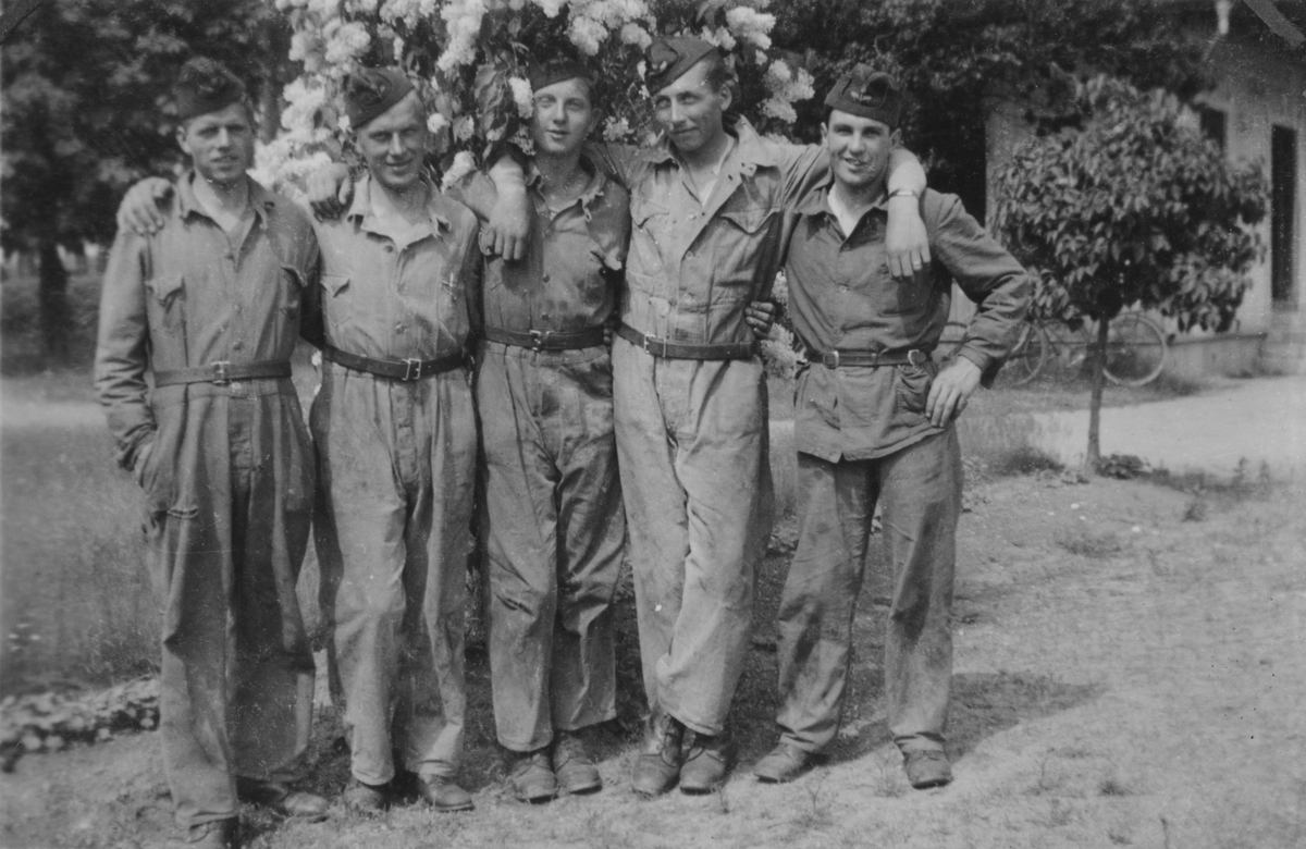 Bilder från F 3 Malmen, 1930-1940-tal. Eric Barrheds samling.
64 fotografier visandes flygverksamhet, flygplan, personer, porträtt, gruppbilder av värnpliktiga, miljöbilder, fallskärmshopp och privata bilder.