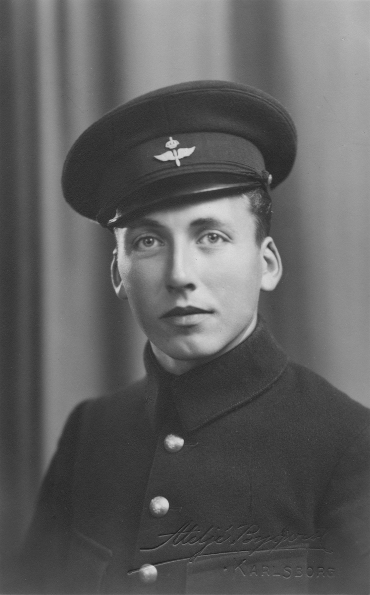 Bilder från F 3 Malmen, 1930-1940-tal. Eric Barrheds samling.
64 fotografier visandes flygverksamhet, flygplan, personer, porträtt, gruppbilder av värnpliktiga, miljöbilder, fallskärmshopp och privata bilder.