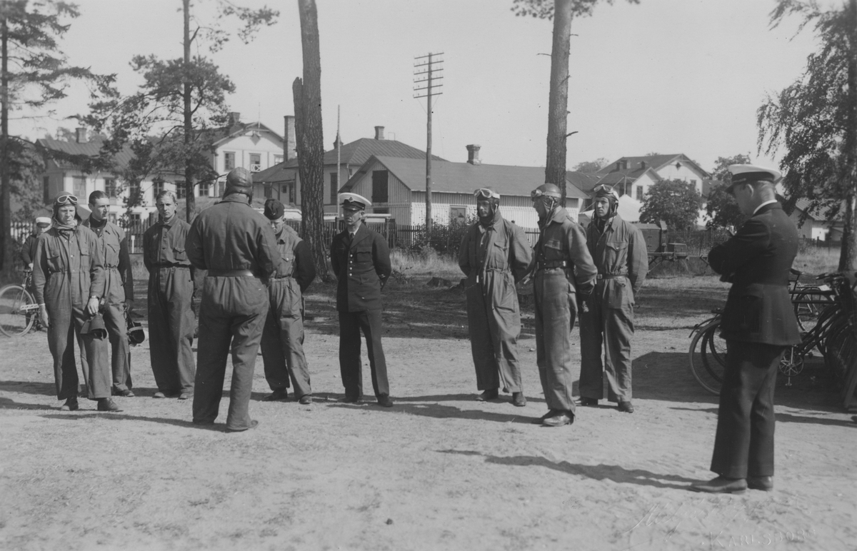 Bilder från F 3 Malmen, 1930-1940-tal. Eric Barrheds samling.
64 fotografier visandes flygverksamhet, flygplan, personer, porträtt, gruppbilder av värnpliktiga, miljöbilder, fallskärmshopp och privata bilder.