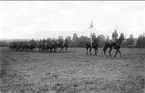 Regementets återkomst från höstmanöver 1934. Förbimarsch för general E Testorp. I täten ryttm Bertil Sandström och löjtn Melcher Wernstedt (med standaret).