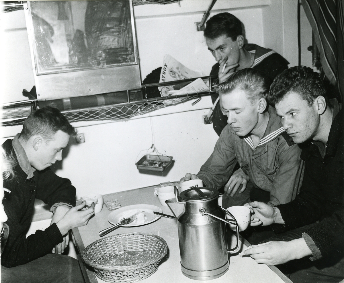 Utspisning ombord på jagaren Halland, år 1957.
