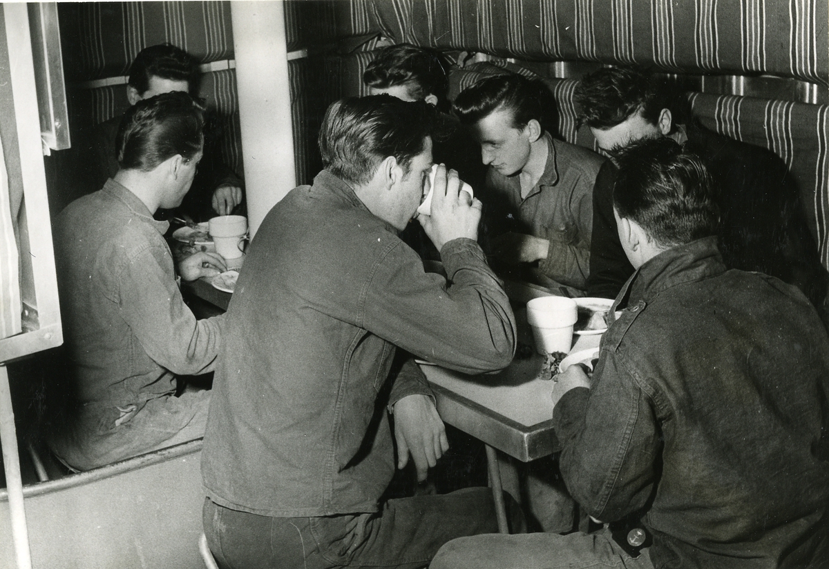Utspisning ombord på jagaren Halland den 30 mars 1955.