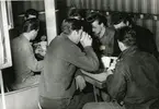Utspisning ombord på jagaren Halland den 30 mars 1955.
