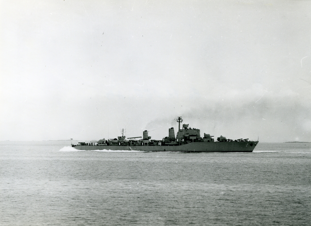 Jagaren Halland (18) under gång, den 30 mars 1955.