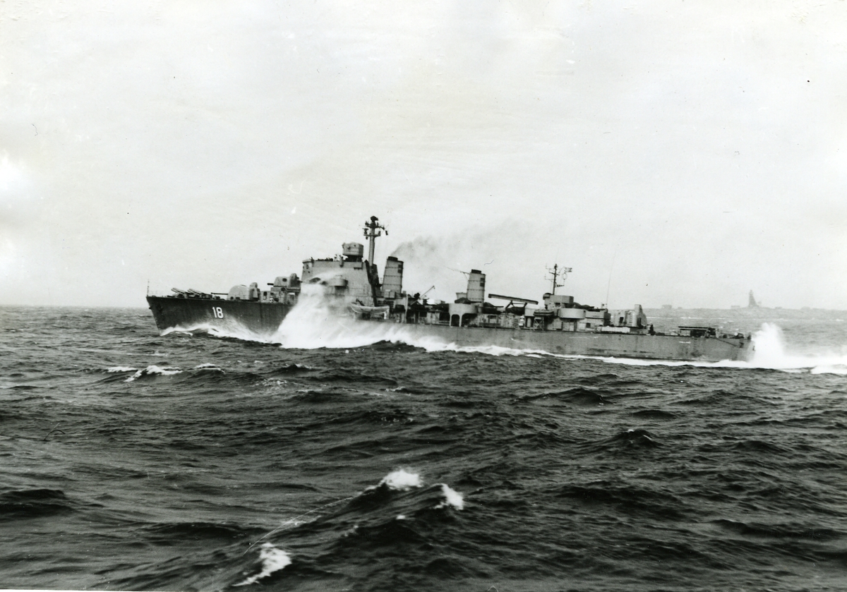 Jagaren Halland (18) på provtur den 30 mars 1955.