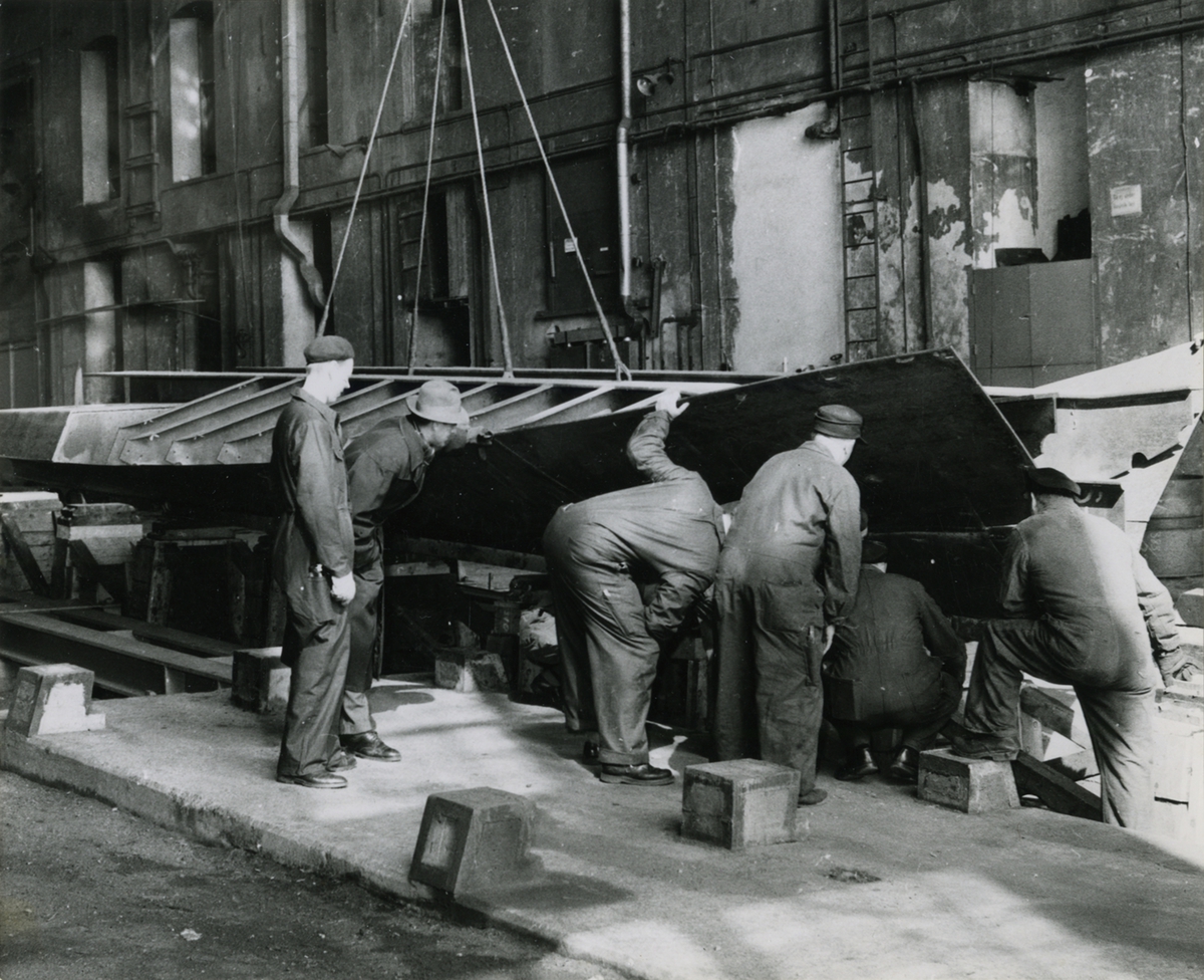 Karlskrona örlogsvarv.
Kölsträckning av bogserbåten HEROS 27.4 1955.