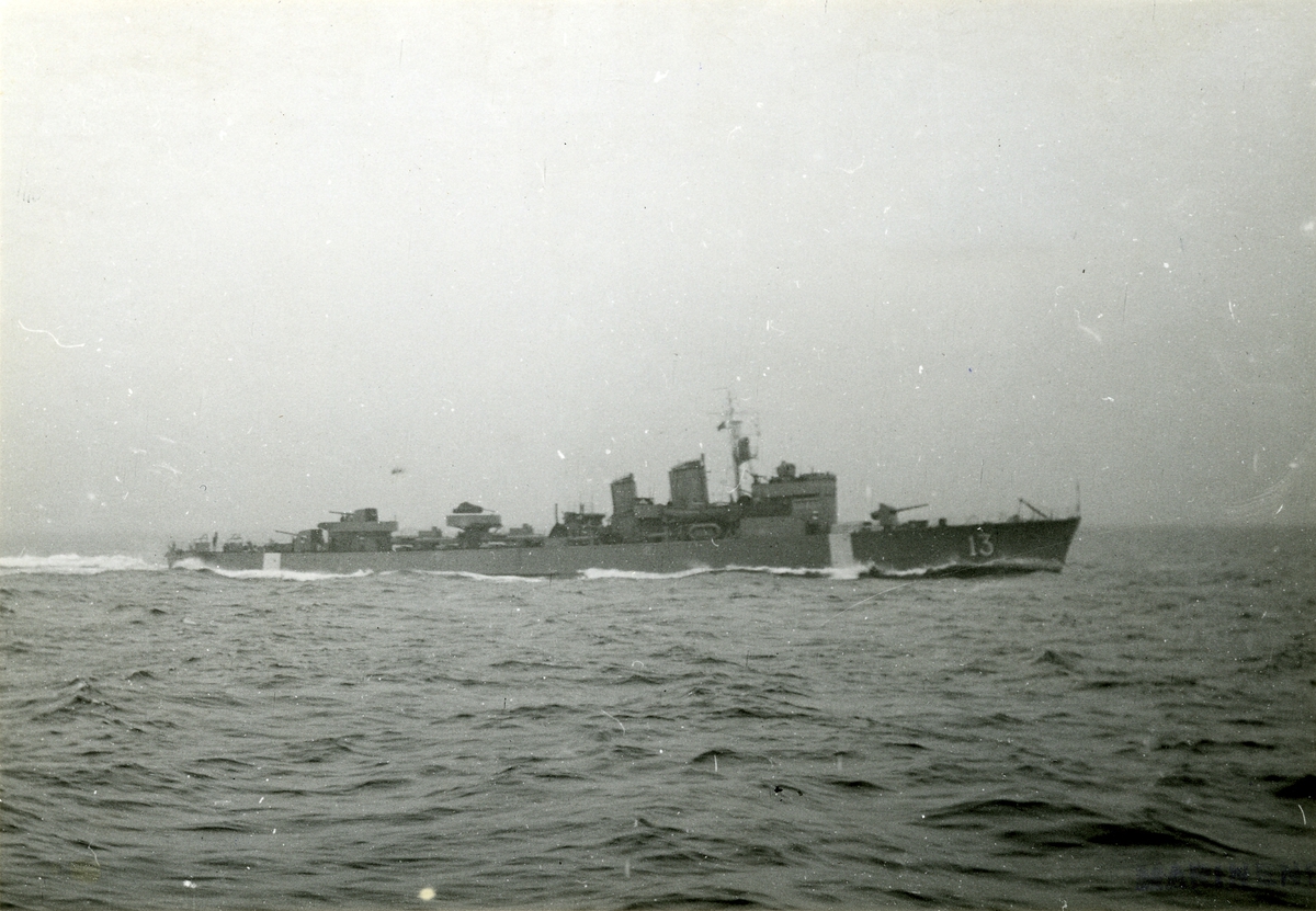 På provtur.
Byggd vid Götaverken Göteborg. Sjösatt 23/3 1943.
