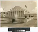 Göteborgs Jubileum (Minnesutställningen), 1923
Kongresshallen på Liseberg  med dammanläggning och barn framför i bild.