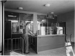 Vanadisbadet
Interiör.  Människa vid entrékassan.