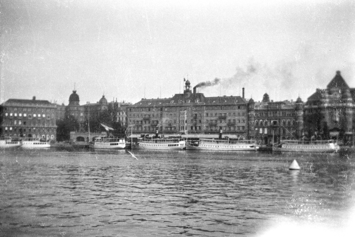 Vy över Blasieholmen
Exteriör, Grand Hotell, SAF huvudkontor, Bolinderska huset, Palmeska huset, Handelsbanken, Båtar i förgrunden.